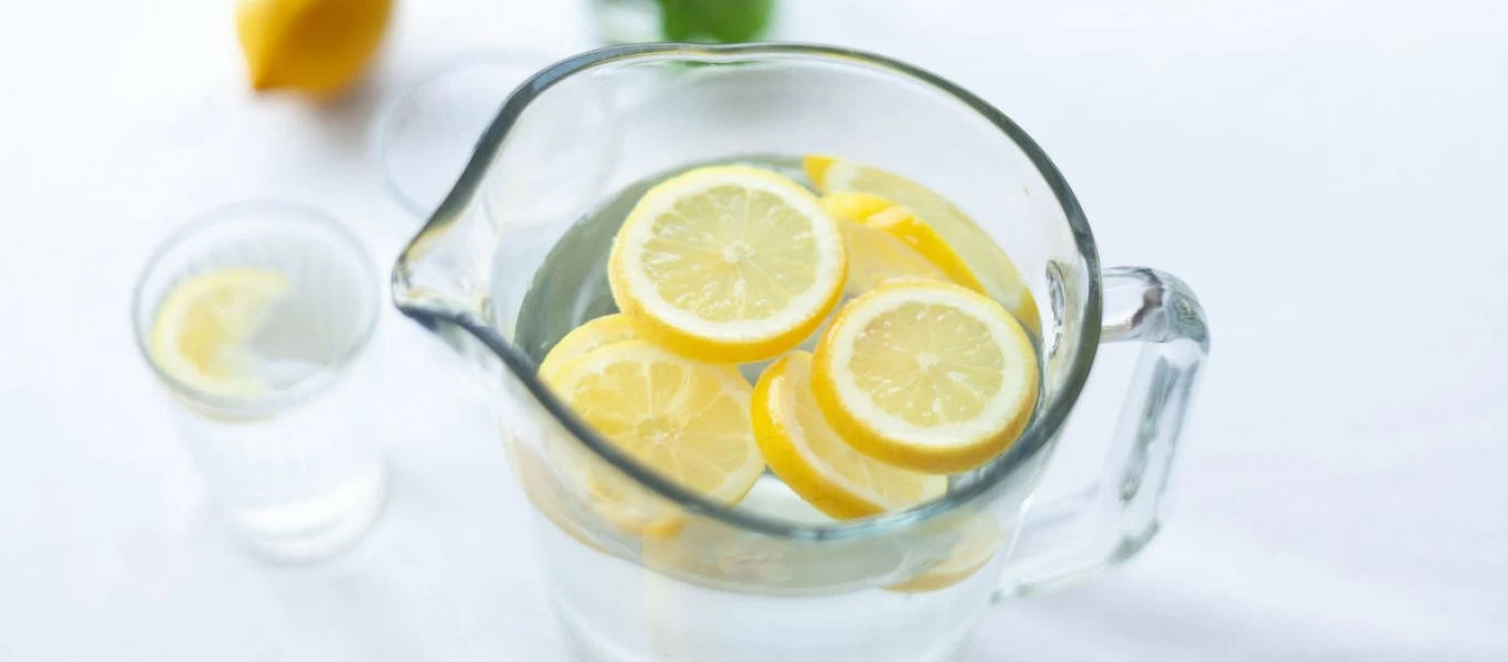 Αποτοξίνωση με νερό: Ποιοί είναι οι καλύτεροι συνδυασμοί – Τί προσφέρει στον οργανισμό